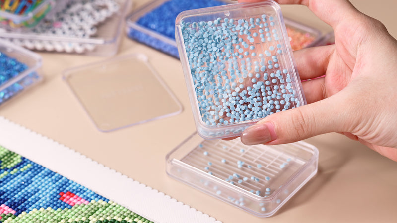 Storage container, also a tray